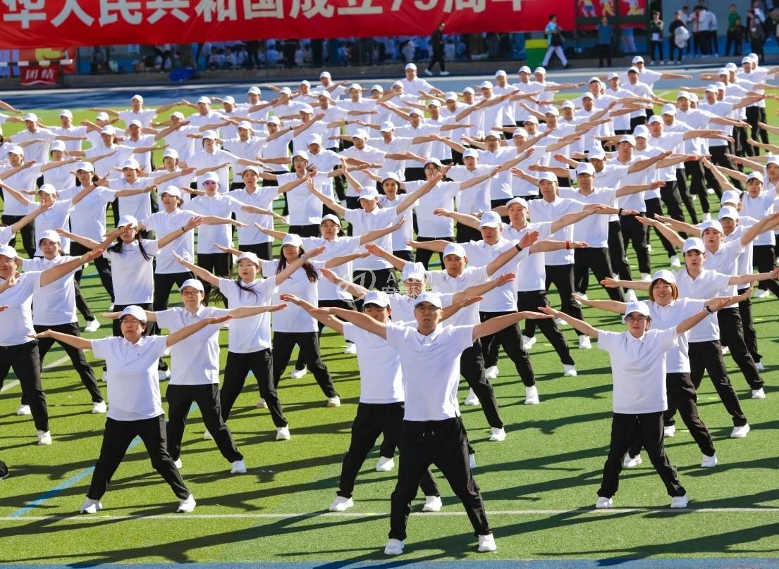 圖3 青春舞動(dòng)展風(fēng)采 團(tuán)隊(duì)凝心譜華章.jpg 圖3 青春舞動(dòng)展風(fēng)采 團(tuán)隊(duì)凝心譜華章.jpg